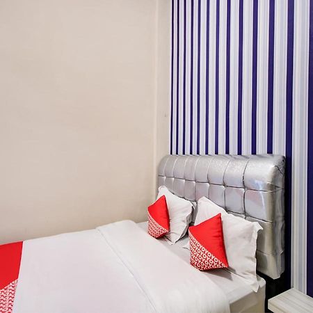 Oyo 3389 Sonya Homestay Syariah Tebing Tinggi Exterior photo